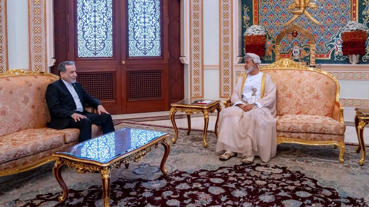 Întâlnire diplomatică între oficiali iranieni și omanezi pentru discuții strategice.