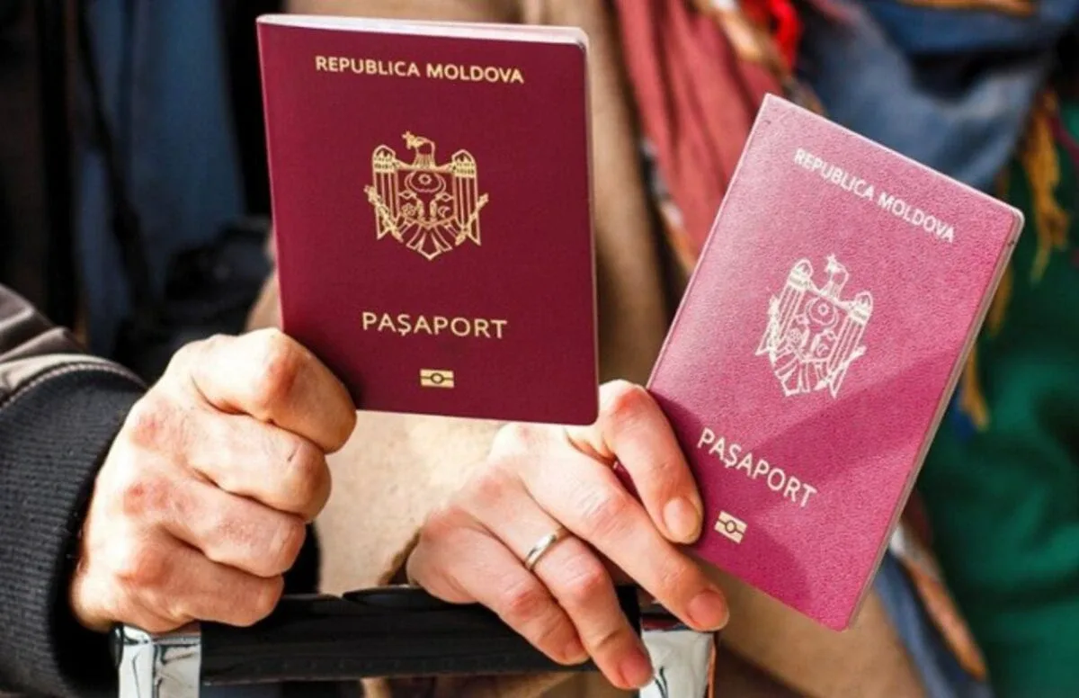 Pașapoarte românești și moldovenești, simboluri ale mobilității internaționale.