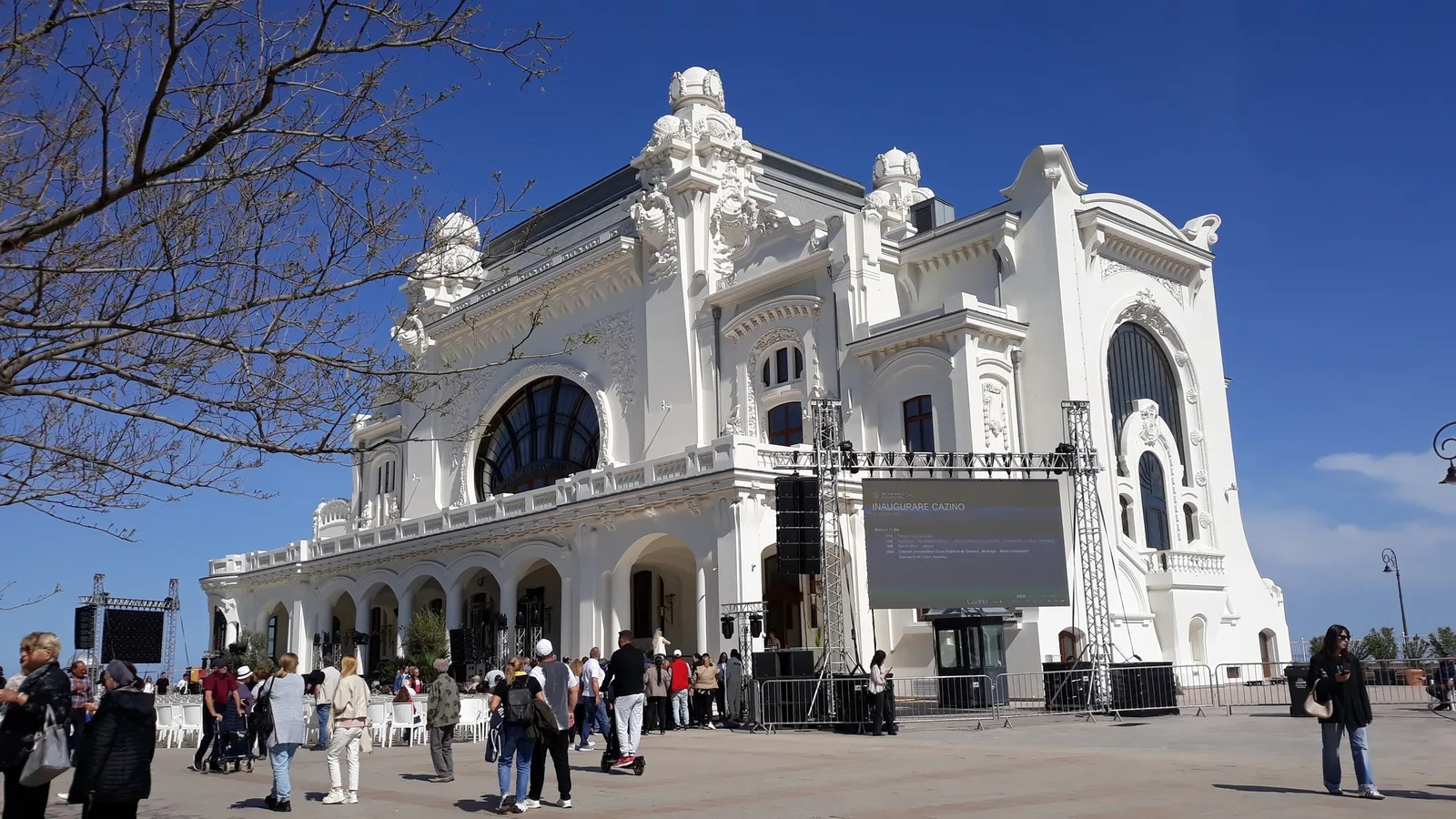 Cazinoul din Constanța, un simbol istoric, atrage mulți vizitatori pe litoral.