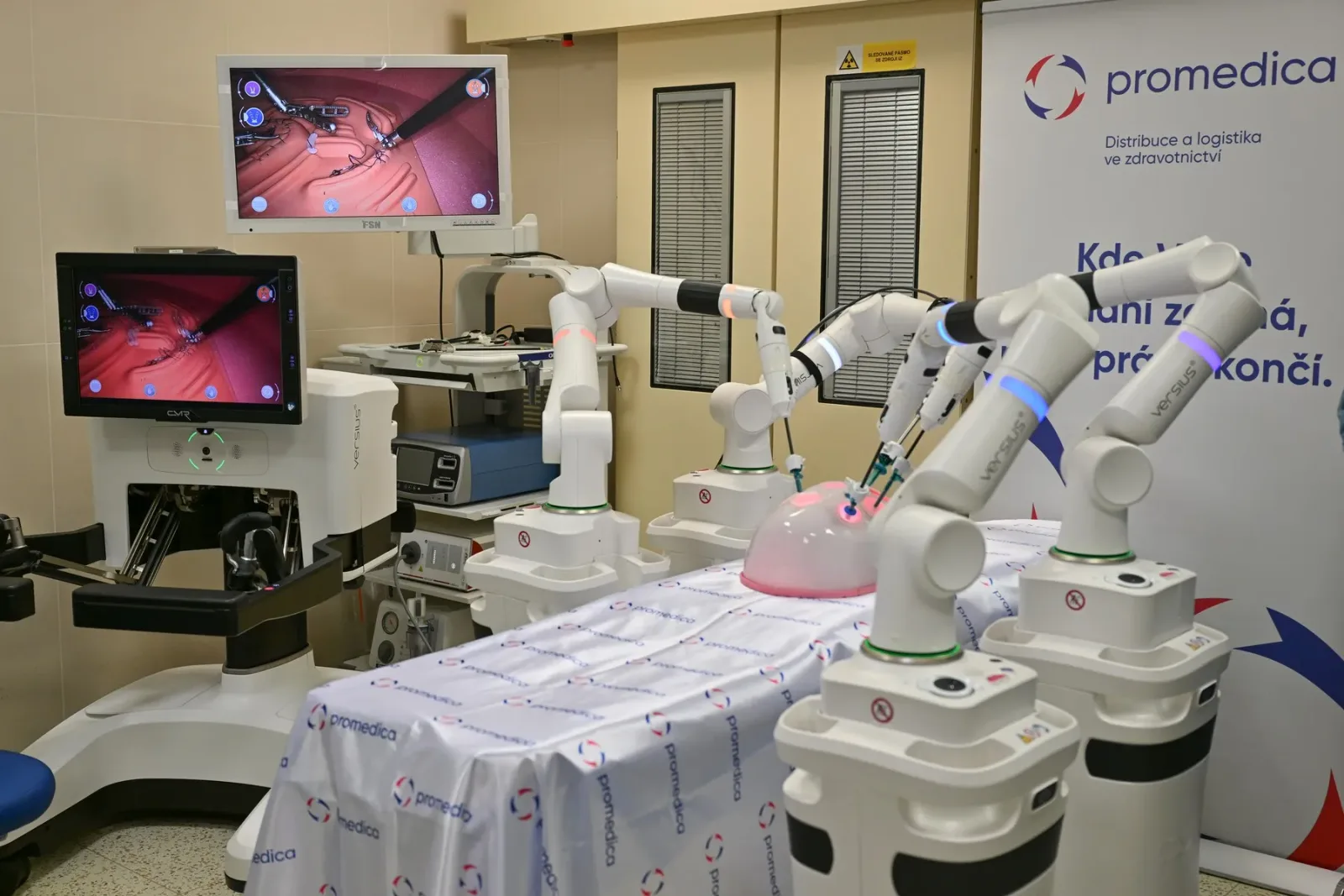 Roboți chirurgicali Versius pregătiți pentru intervenții medicale avansate.