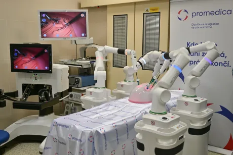 Roboți chirurgicali Versius pregătiți pentru intervenții medicale avansate.