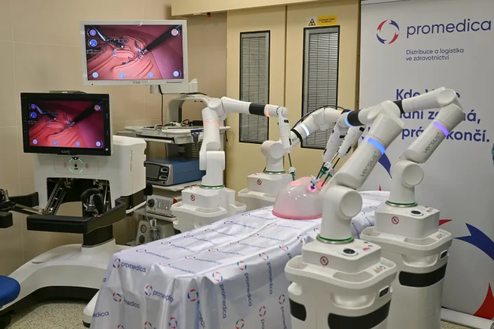 Roboți chirurgicali Versius pregătiți pentru intervenții medicale avansate.