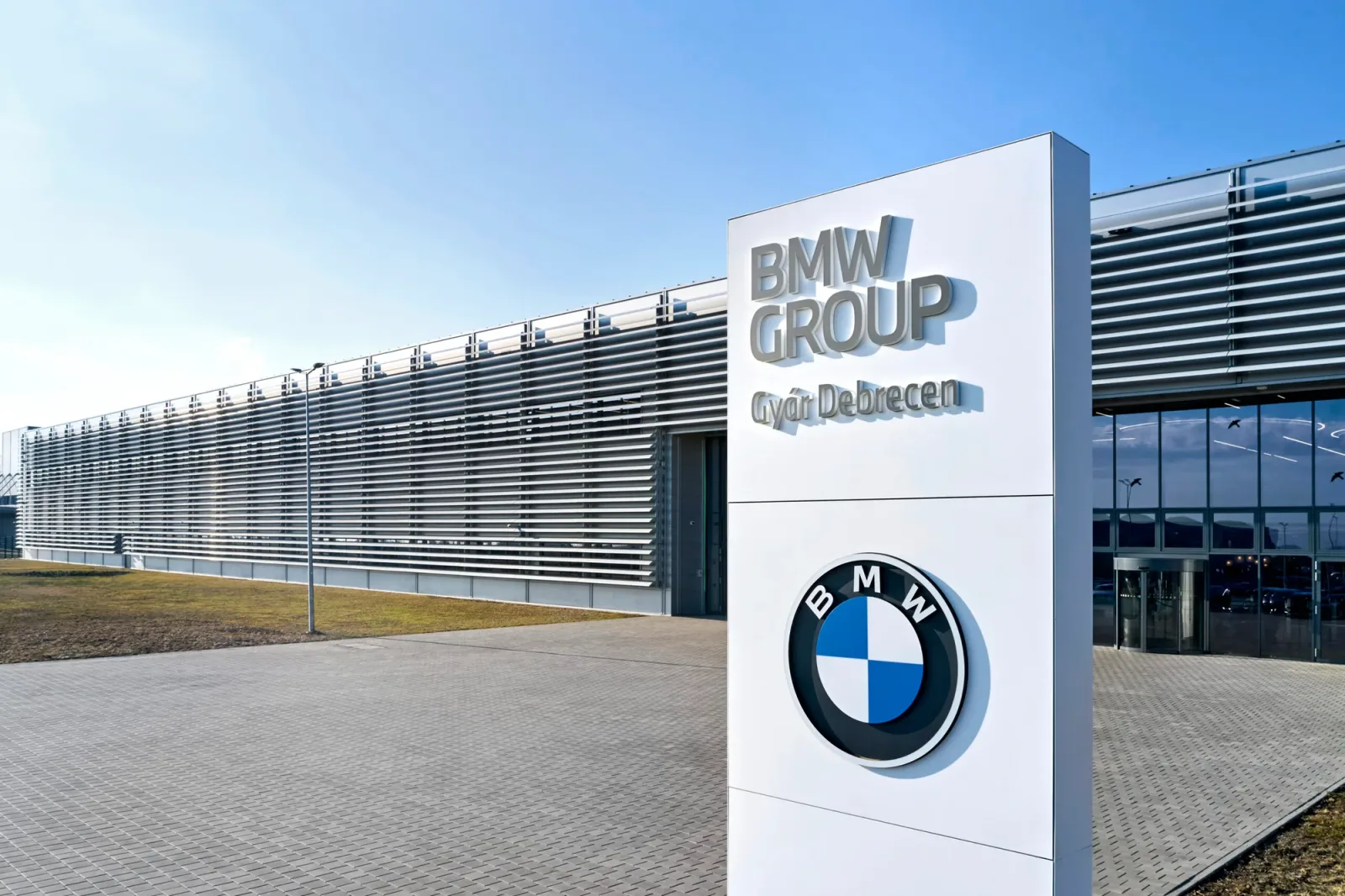 Sediul BMW Group din Gyár Debrecen, un simbol al inovației auto.