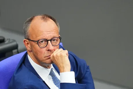 Friedrich Merz ascultând declarațiile despre retragerea militarilor.