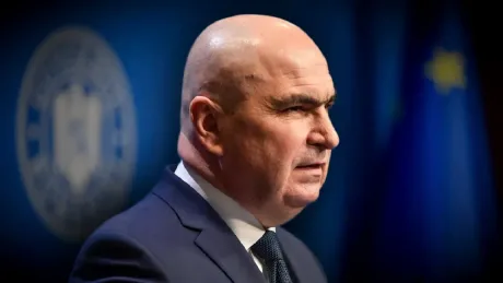 Un politician în fața unui fundal oficial, discutând despre bugetul României.