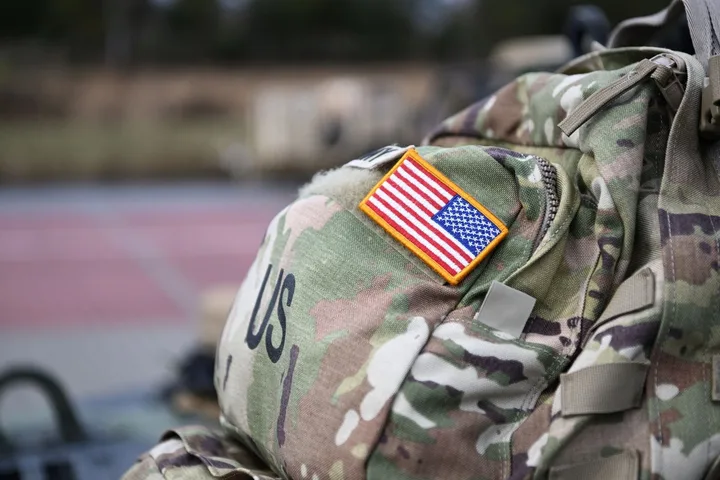 Soldat al Gărzii Naționale în uniformă, așteptând trenul.