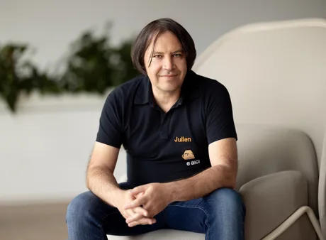 Julien Ducarroz discutând despre tehnologia Direct-to-Device în România.