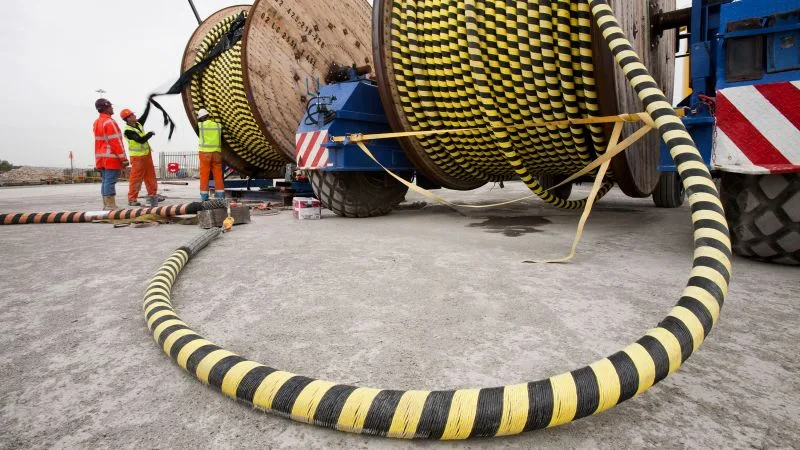 Cabluri submarine pregătite pentru instalare, esențiale pentru comunicații globale.