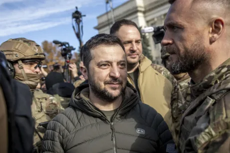 Volodimir Zelenski discutând cu soldați pe frontul ucrainean.