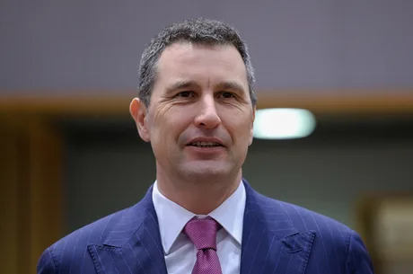 Tánczos Barna discută despre educația financiară pentru decidenți.