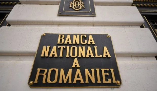 Placa de identificare a Băncii Naționale a României, simbol al stabilității financiare.
