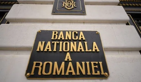 Placa de identificare a Băncii Naționale a României, simbol al stabilității financiare.
