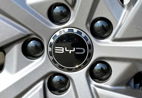 Logo-ul companiei BYD pe un jant de vehicul electric.
