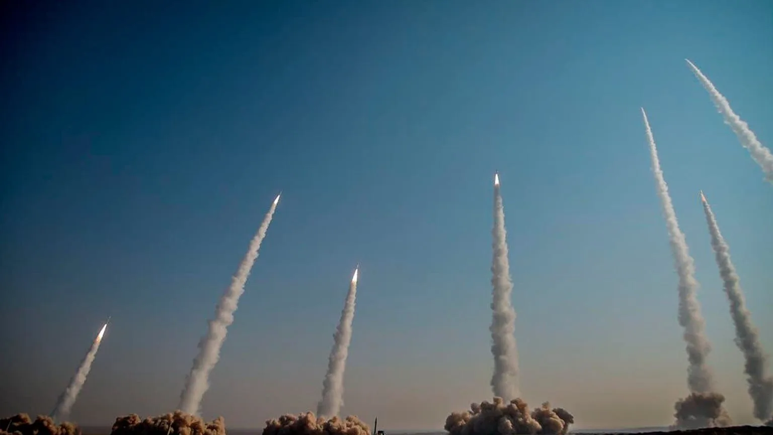 Rachete lansate în timpul unui exercițiu militar, sub un cer senin.