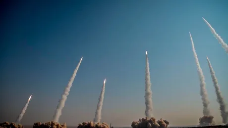 Rachete lansate în timpul unui exercițiu militar, sub un cer senin.