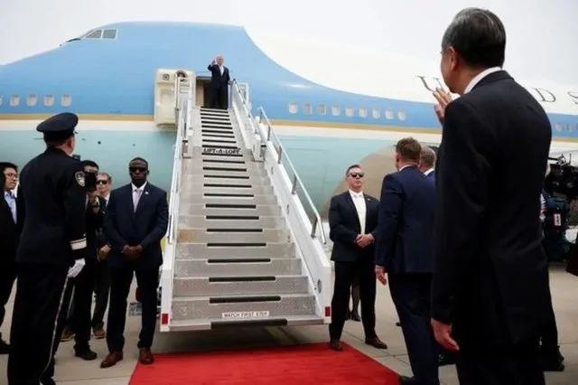 Măsuri de securitate înainte de îmbarcarea în Air Force One.