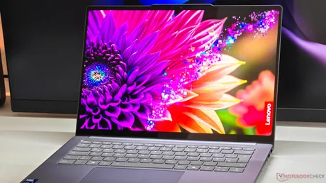 Laptop Lenovo Yoga Pro 7 cu ecran OLED vibrant și design elegant.