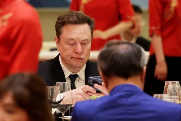 Elon Musk la o întâlnire de afaceri în Beijing, discutând despre oportunități în China.