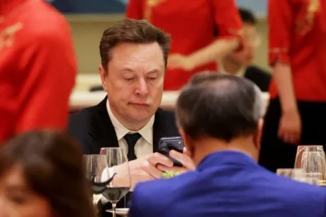 Elon Musk la o întâlnire de afaceri în Beijing, discutând despre oportunități în China.
