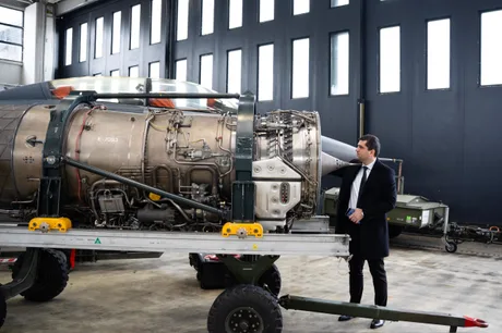 Un specialist examinează un motor de aviație într-o fabrică de apărare.