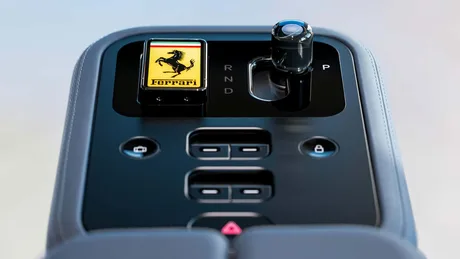 Detaliu din interiorul unui automobil Ferrari electric, cu comenzi fizice.
