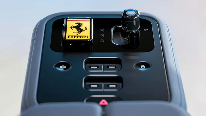 Detaliu din interiorul unui automobil Ferrari electric, cu comenzi fizice.