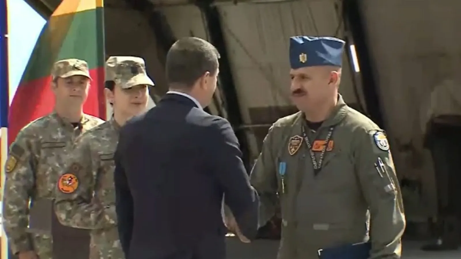 Pilot român primind o distincție pentru misiuni în Estonia, alături de colegi.
