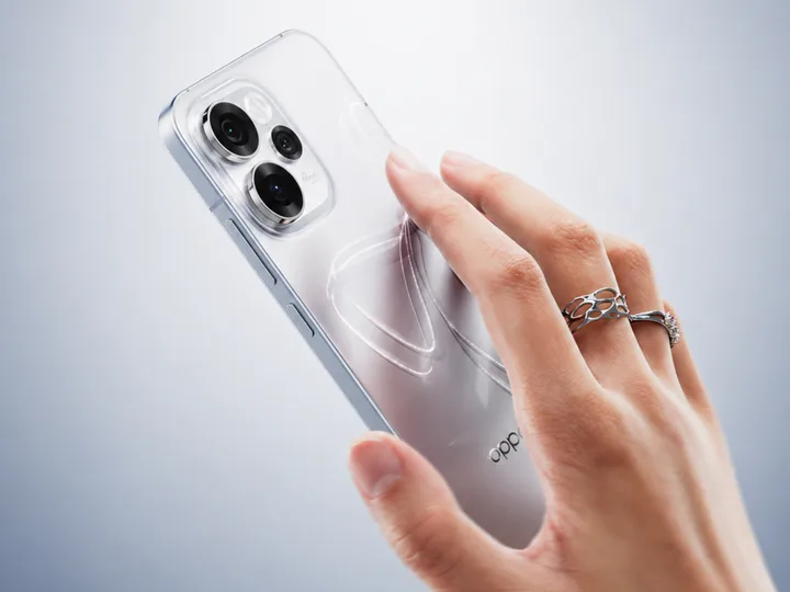 Un telefon Oppo cu un design elegant, ținut în mână, pe un fundal deschis.