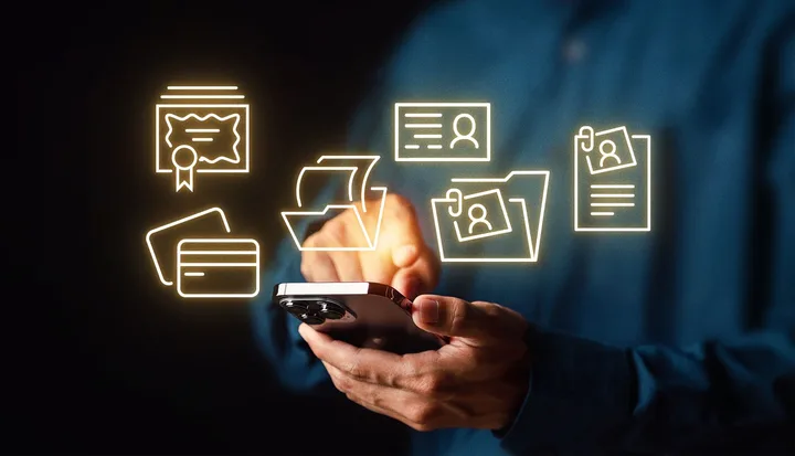 Utilizator interacționează cu un portofel digital pe telefon, stocând acte importante.