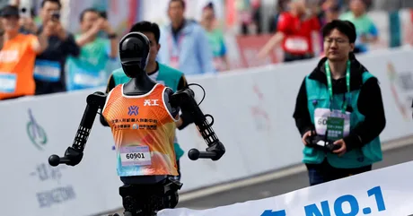 Robot umanoid participând la un semimaraton în China, demonstrând progrese tehnologice.