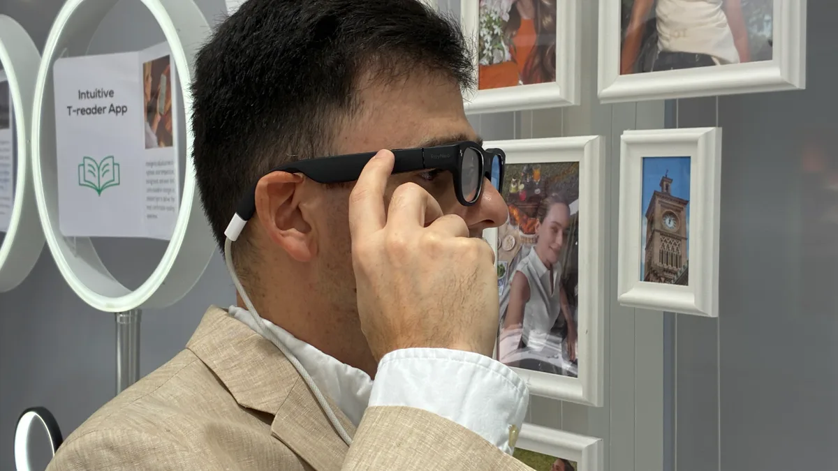 Persoană testând ochelari smart la MWC 2026.