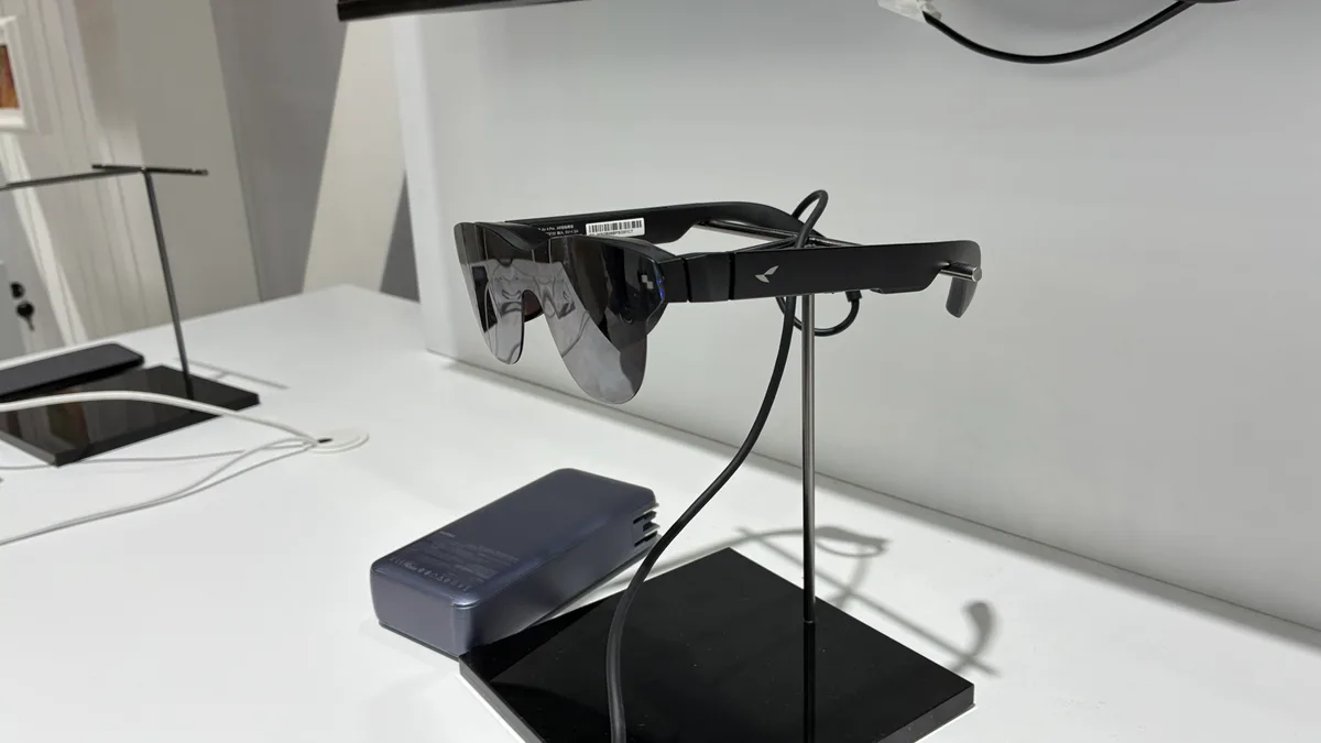 Ochelari de realitate augmentată expuși la MWC 2026, evidențiind inovațiile TCL.