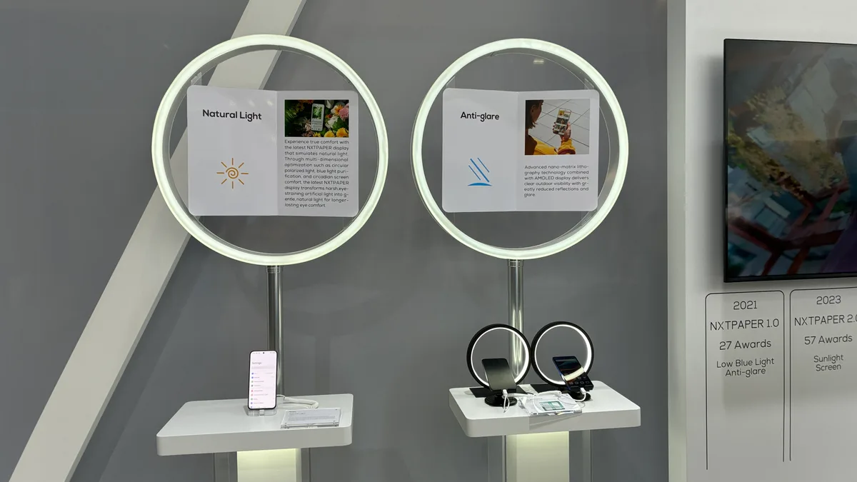 Standul TCL Mobile cu informații despre tehnologia NXTPAPER.