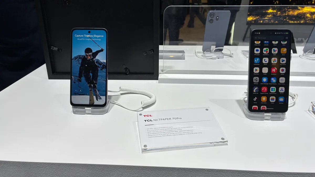 Smartphone TCL NXTPAPER 70 Pro expus la MWC 2026.