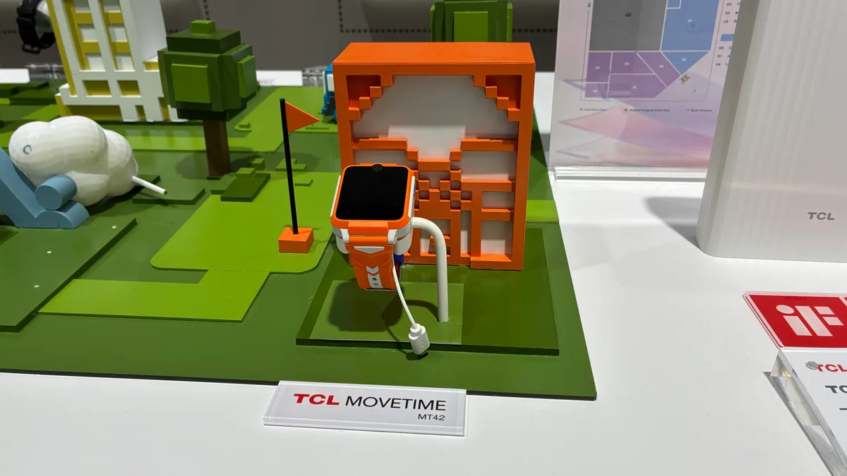 Model de dispozitiv TCL prezentat la MWC 2026, evidențiind inovațiile tehnologice.