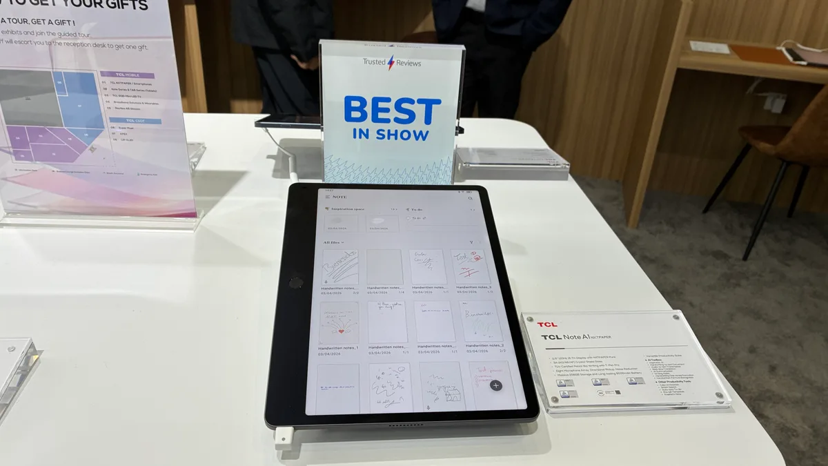 Tabletă TCL cu tehnologie avansată, expusă la standul companiei.