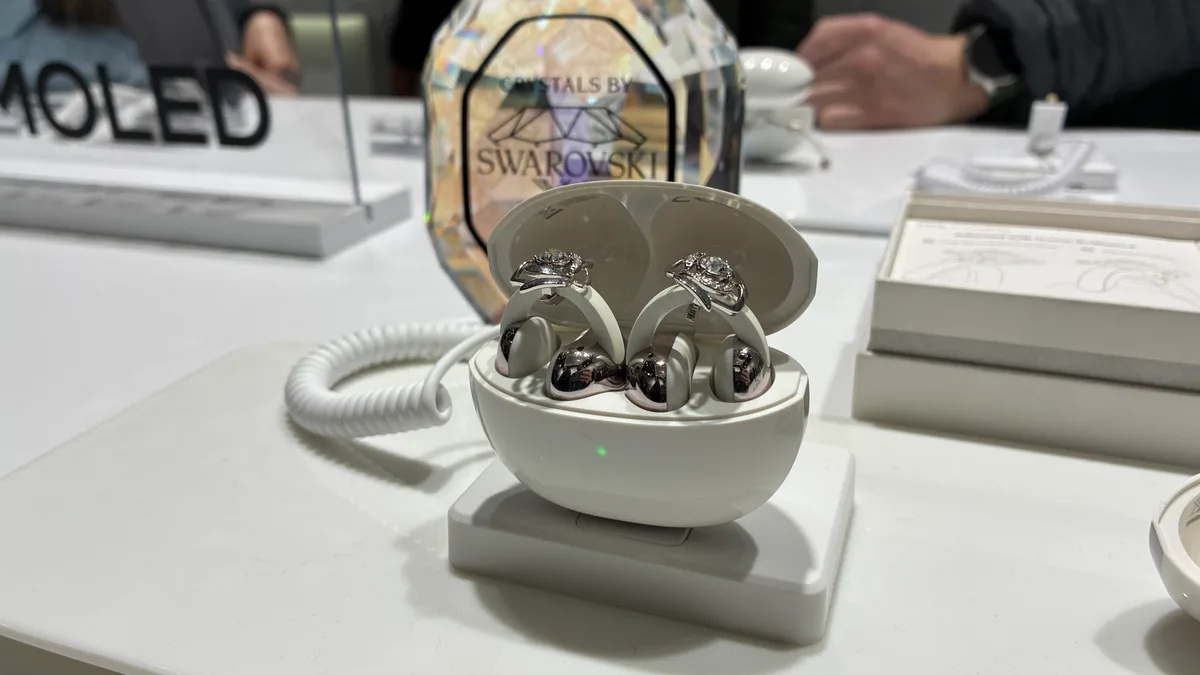 Cercei eleganți expuși la standul TCL Mobile.