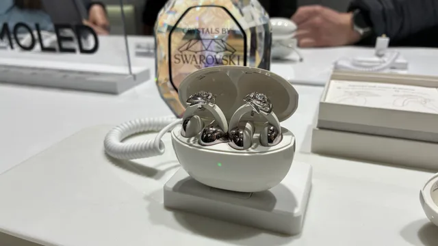 Cercei eleganți expuși la standul TCL Mobile.