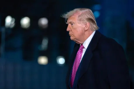 Donald Trump părăsește Casa Albă, reflectând la opțiuni strategice.