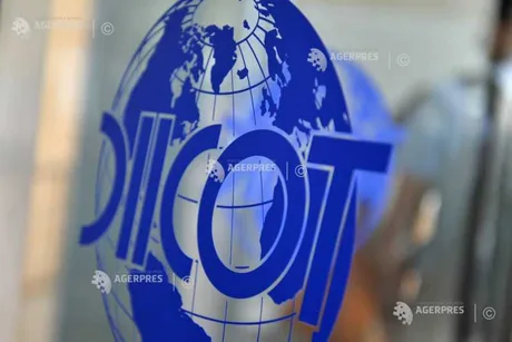 Logo-ul DIICOT reflectat pe un geam, simbolizând lupta împotriva crimei organizate.