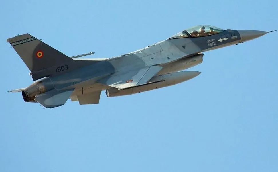 Avion F-16 în zbor, pregătit pentru misiuni de apărare aeriană.