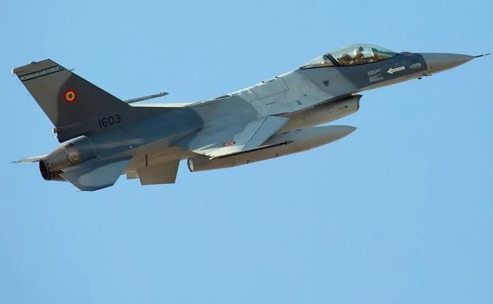 Avion F-16 în zbor, pregătit pentru misiuni de apărare aeriană.