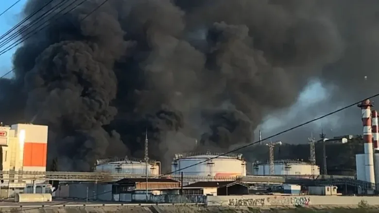 Incendiu la rafinăria din Tuapse, cu fum dens pe cerul orașului.