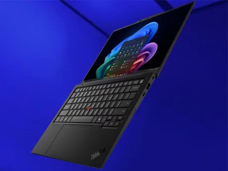 Laptop ThinkPad P14s i Gen 7 cu ecran și tastatură vizibile.