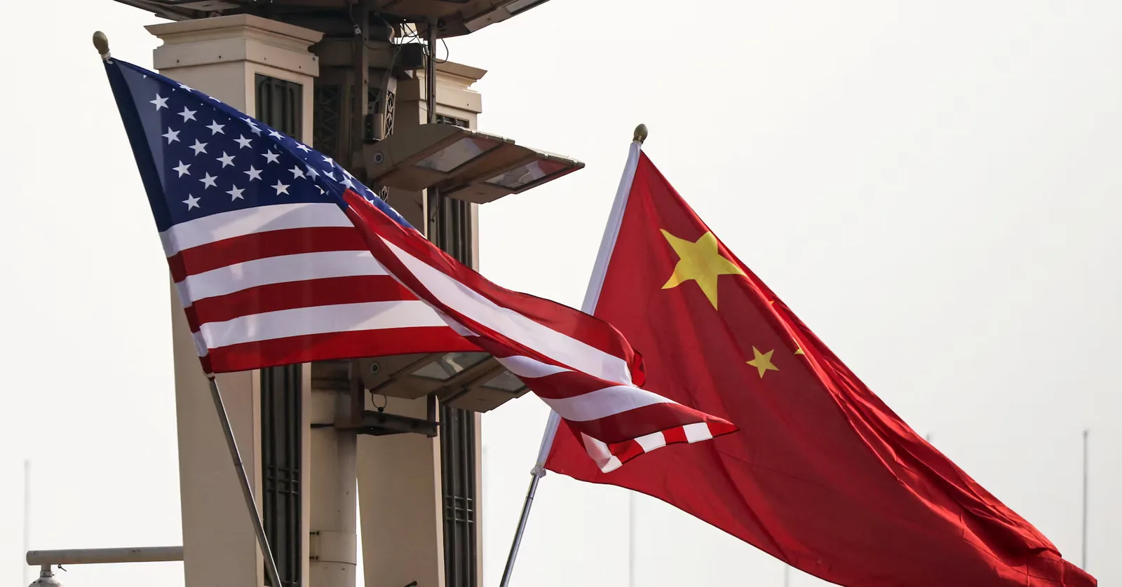 Steagurile SUA și Chinei fluturând în contextul tensiunilor geopolitice.