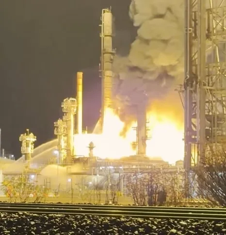 Flăcări uriașe la rafinăria Viva Oil din Geelong, Australia, în timpul unui incendiu major.
