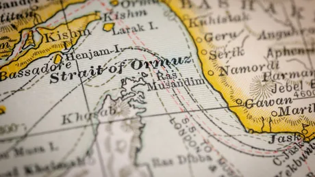 Harta Strâmtorii Ormuz, evidențiind rutele maritime importante.