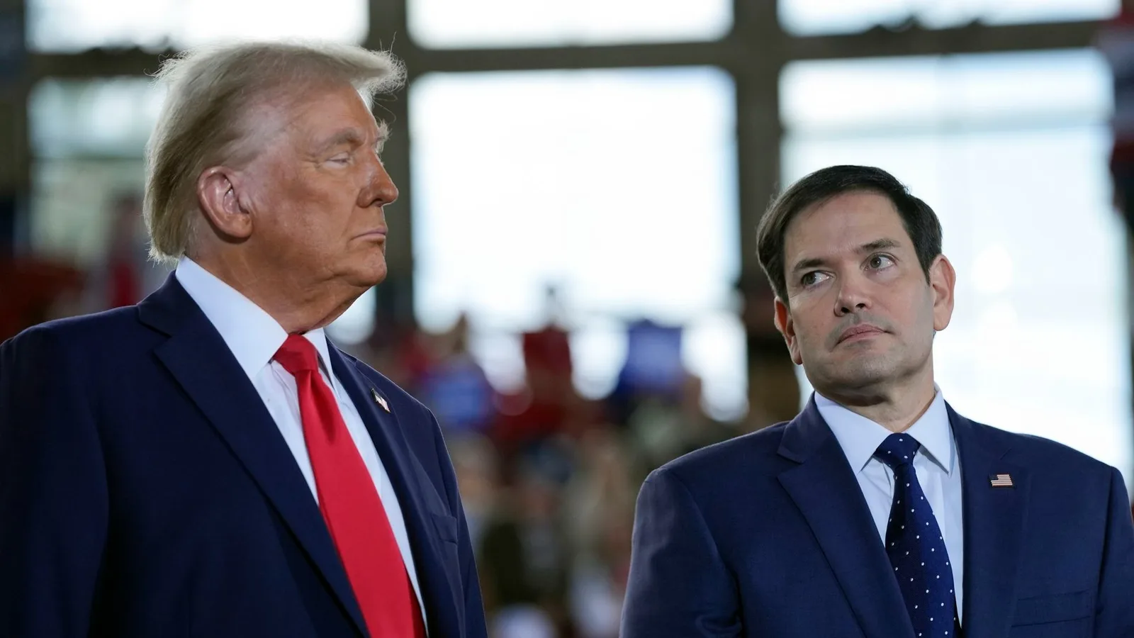 Trump și Rubio discutând despre politica externă la o conferință importantă.