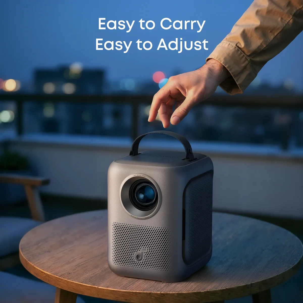 Proiector portabil Soundcore Nebula P1i pe o masă în aer liber