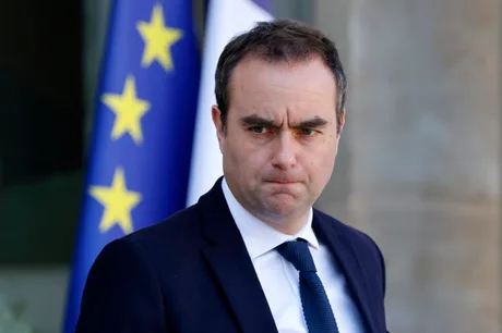 Premierul francez discutând despre măsuri de securitate națională.